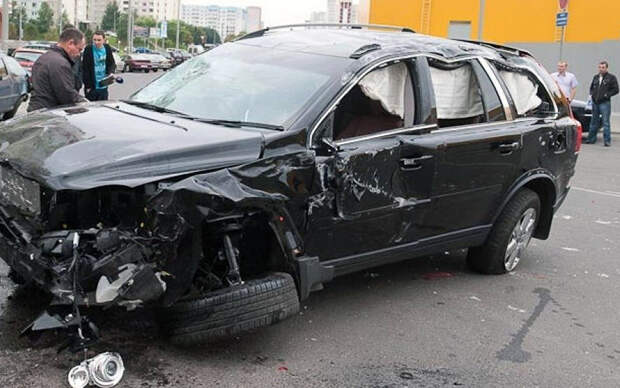 В Волгограде пенсионер на ГАЗ-21 протаранил 12 элитных авто