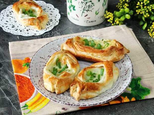 Лодочки из слоеного теста с сыром