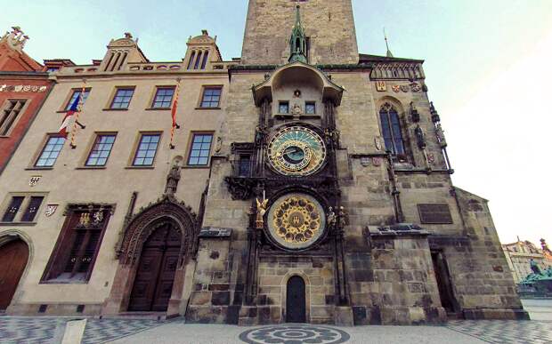 Часы, расположенные на ратуше на Староместской площади. | Фото: hdwallpaperbackgrounds.net.