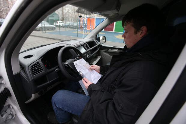 Нужно проверить свидетельство о регистрации машины и страховой полис/ Роман Балаев