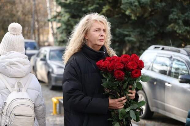 Сергей Бурунов, Гарик Харламов и Ирина Темичева простились с Романом Поповым Сергей Бурунов, Гарик Харламов и Ирина Темичева простились с Романом Поповым