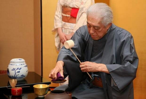 Мастер чайной церемонии Геншицу-сен