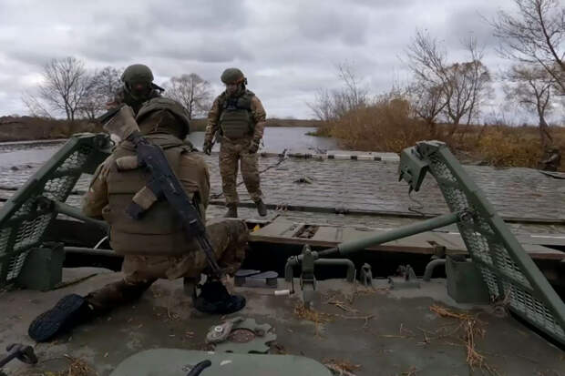 Военные инженеры группировки войск «Север» установили понтонный мост в приграничном районе Курской области