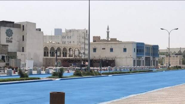 Почему в Катаре красят асфальт в голубой цвет?
