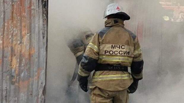 Цех полыхает в Кировском районе Петербурга