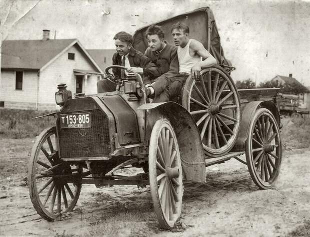 Трое друзей отправляются в путешествие на своем новом автомобиле, Огайо, около 1924 г.