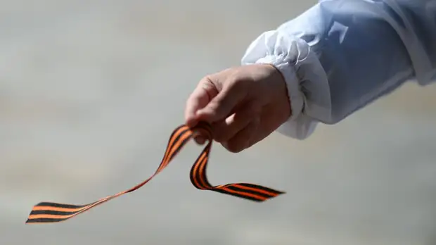 Георгиевские ленточки россиянам будут раздавать вместе с памяткой
