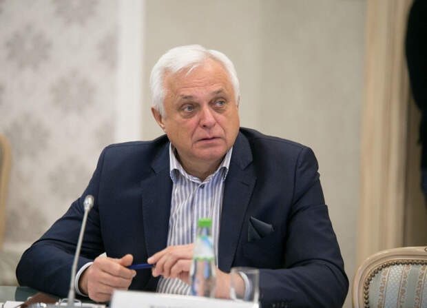 Когда то, на одном из своих уличных митингов, Владимир Вольфович Жириновский сказал сакраментальную фразу, повторенную позже сотни раз: "А кому не нравится - чемодан, вокзал ...