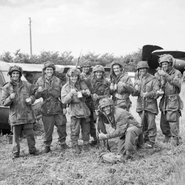 Члены трех батальонов наслаждаются чаем после трех дней на линии фронта. 10 июня 1944г.