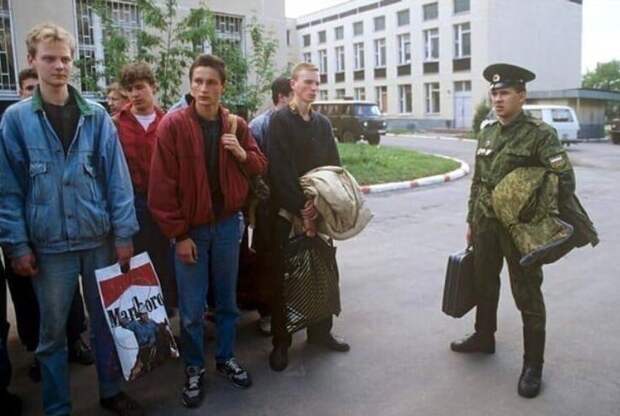 На призывном пункте. 1995 год На призывном пункте. 1995 год