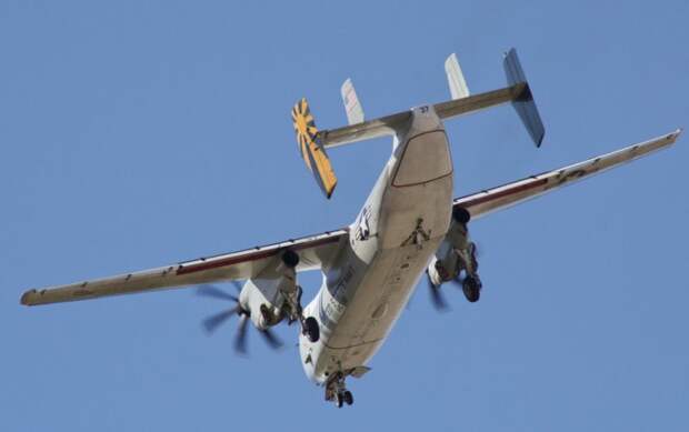Палубный тактический транспортный самолет C-2 Greyhound