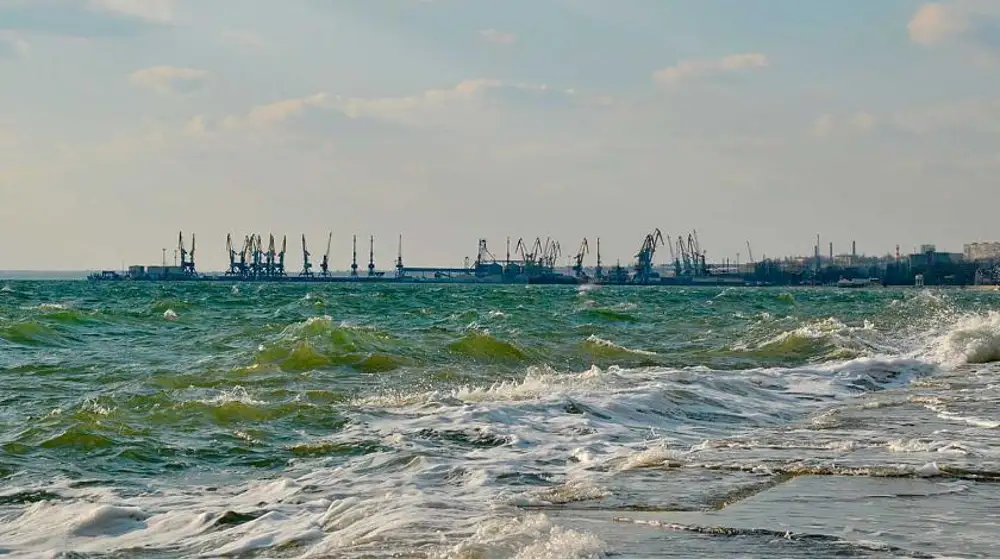 Остально. Азовское море горды Затока. Бердянск Украина фото с стороны моря.