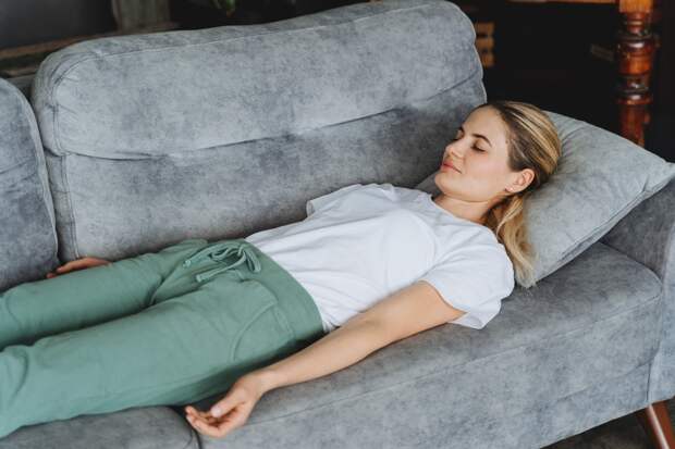 Россиянам назвали снижающее давление упражнение на диване