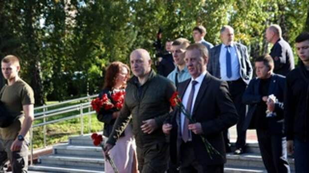 Писатель Захар Прилепин и мэр Барнаула Вячеслав Франк открыли часовню на площади Победы / Фото: amic.ru / Алина Богомолова