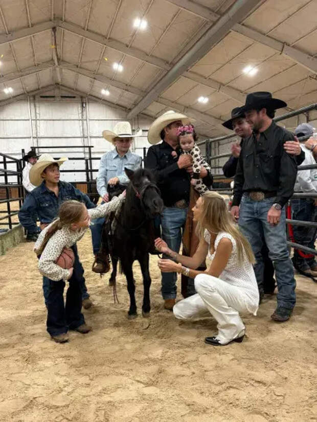 Белла Хадид с бойфрендом и друзьями