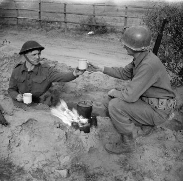 Британский солдат делится чаем с американским пехотинцем. 10 февраля 1944 г.