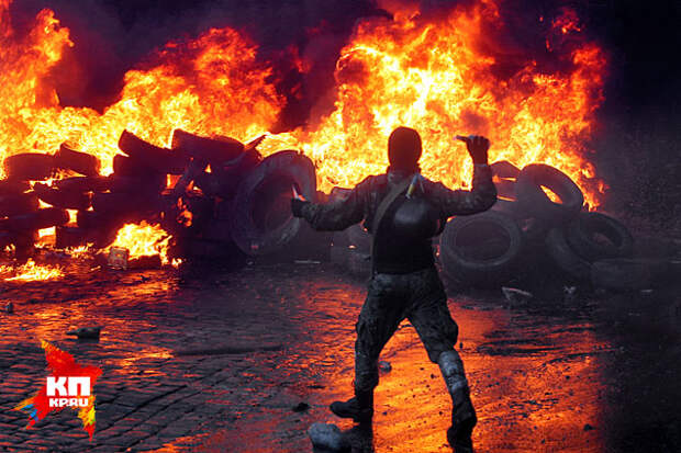 Ежедневные столкновения "Беркута" и противников Януковича на улице Грушевского. Фото Максима Люкова