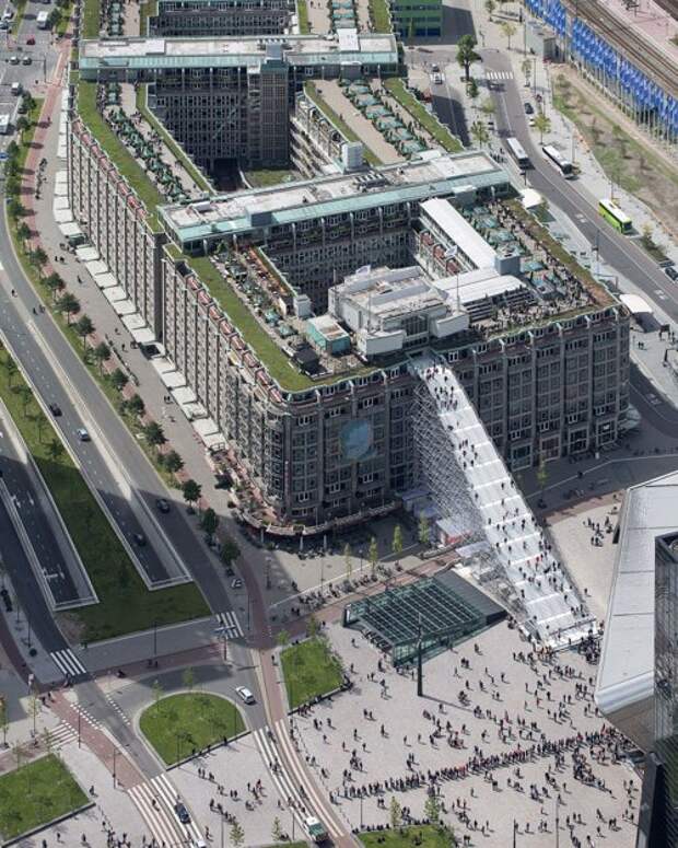 Гигантская лестница на крышу здания в центре Роттердама (7 фото)