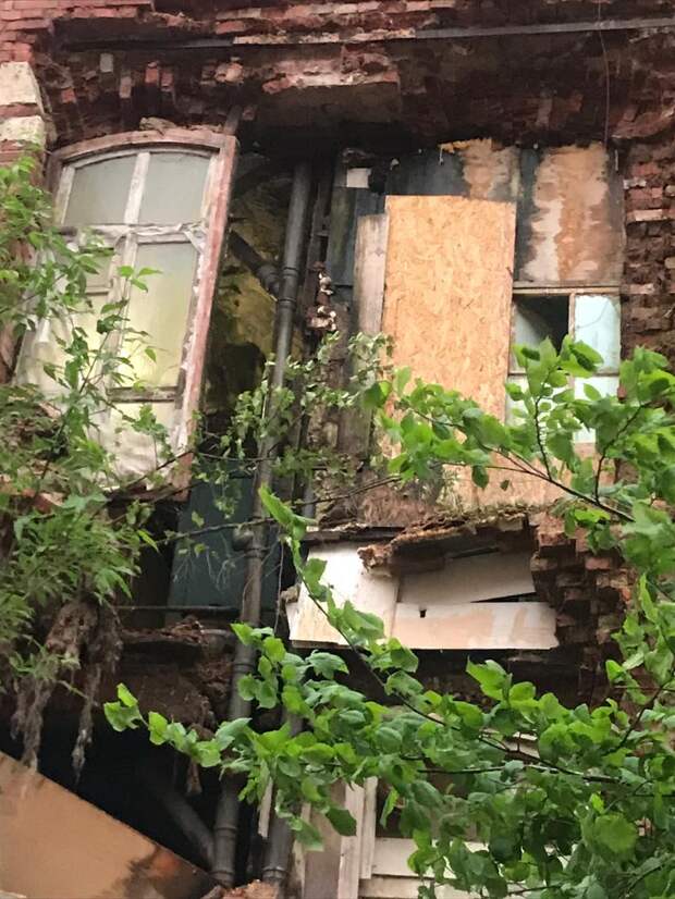 Была названа причина обрушения стены казармы Берга в Твери