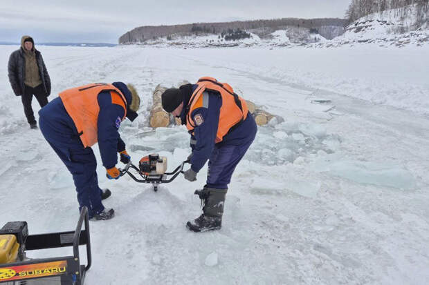 В Красноярском водохранилище ищут водителя провалившейся под лед машины