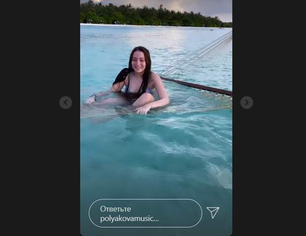 Маша Полякова на гамаке в воде
