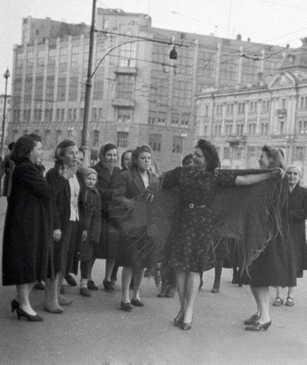 Женщины танцуют на улице Москвы в День Победы. 9 мая 1945 года. история, ретро, фотографии