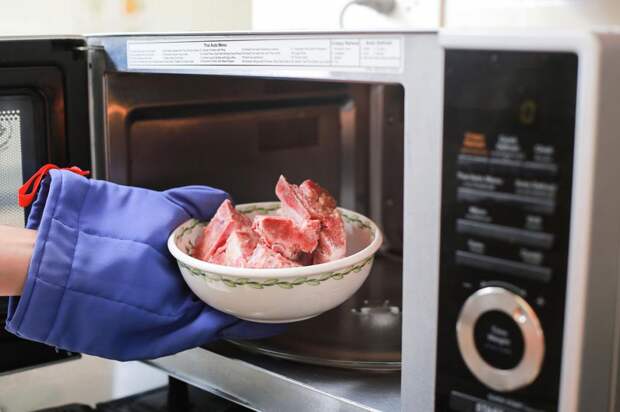 Чревато взрывами и порчей: 10 продуктов, которые нельзя греть и готовить в микроволновке