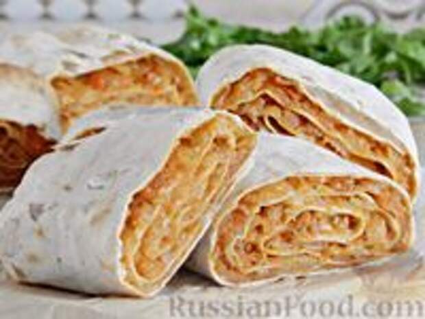 Фото к рецепту: Рулет из лаваша с капустой  и сыром (в духовке)