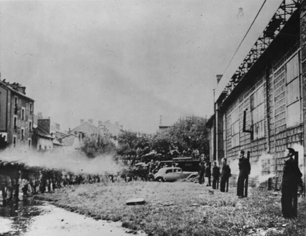 Расстрел коллаборационистов солдатами Свободной Франции, Гренобль, Франция, 22 сентября 1944 года. история, события, фото