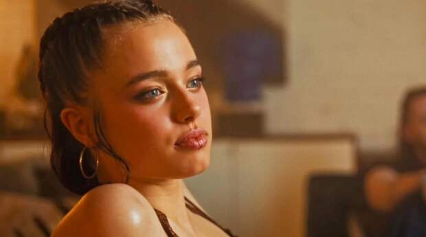 19-летняя дочь Брэда Питта и Анджелины Джоли снялась в клипе