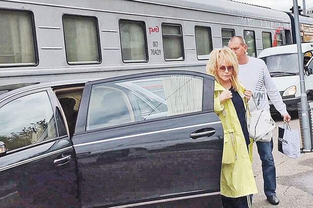 Алла Борисовна приехала к поезду на «Майбахе» Максима Галкина.
