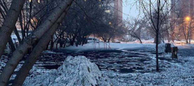 В Красноярске на улицах лежит чёрный снег. Власти обвинили РЖД, а железнодорожники — погоду