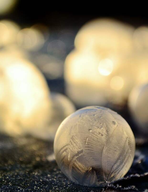 angelakelly02 Хрустальные шары: Девушка фотографирует мыльные пузыри в мороз