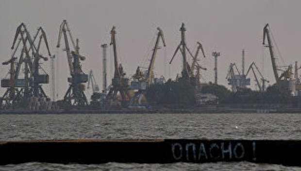 Мариуполь вид на порт с Азовского моря. Архивное фото Мариуполь вид на порт с Азовского моря. Архивное фото