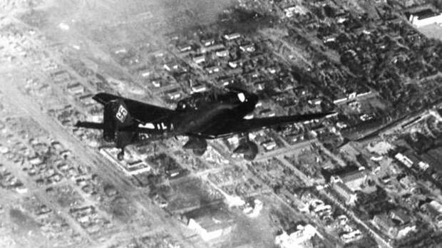 Немецкий самолет над Сталинградом. 1942 год. Фото: © Военное обозрение
