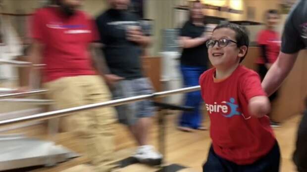 Мгновения счастья: девятилетний мальчик впервые бежит на собственных ногах Моше Сасонкин, жизнь на протезах, медицина, менингит, нью-йорк, пациент, первые шаги, трогательно