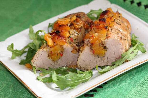 Свиная вырезка фаршированная курагой, луком, острым перцем и орешками Свиная вырезка фаршированная курагой, луком, острым перцем и орешками