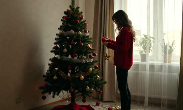 Священник рассказал, когда убрать елку из квартиры будет правильнее всего
