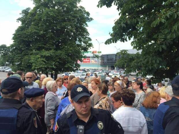 На протесте в Одессе пенсионеры показывали «Правому сектору» неприличные жесты