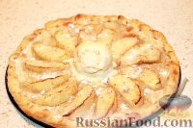 Фото к рецепту: Яблочный тарт с карамельным кремом и корицей