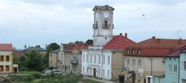 В пригороде Львова местные чиновники декоммунизировали сквер, вырубив «советские деревья»