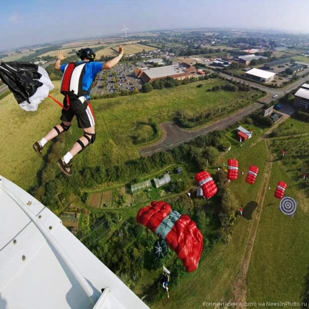 Захватывающие прыжки британской команды по бэйсджампингу ProBASE | NewsInPhoto.ru Новости и репортажи в фотографиях (13)