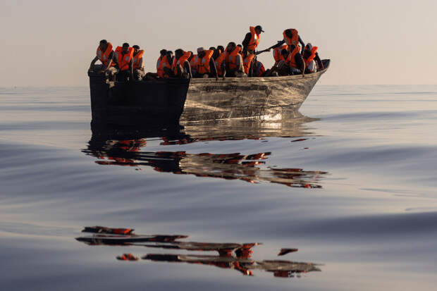 Младенец оказался в воде из-за опрокидывания лодки с мигрантами в Ла-Манше