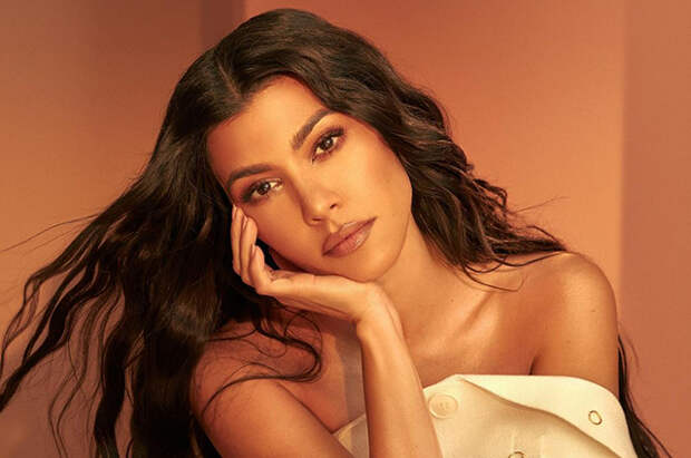 Кортни Кардашьян — 42: как бойфренд Трэвис Баркер и сестры поздравили ее с днем рождения