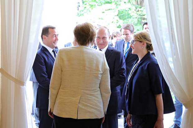 Путин, Меркель и Медведев, 18.05.18.png