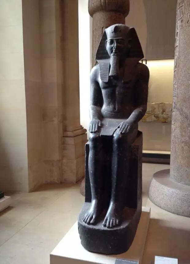 https://muzei-mira.com/uploads/posts/2014-12/1418732413_statuya-ramzesa-vtorogo-v-luvre.jpg