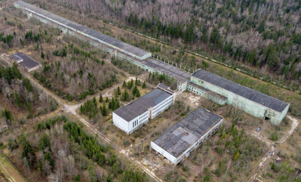 Здание НИИ длиной 500 метров в глухом лесу: нашли случайно и зашли внутрь