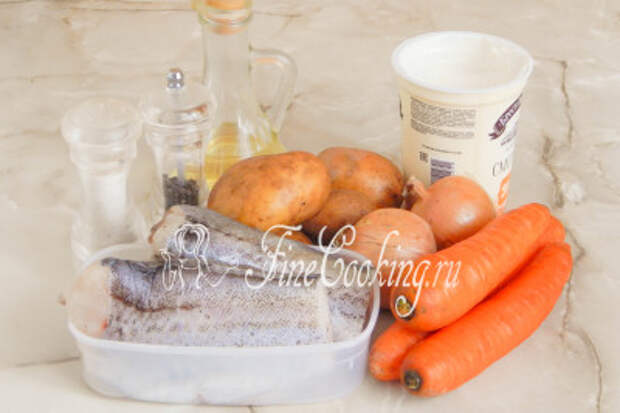 Для приготовления вкусной, сочной и ароматной картофельно-рыбной запеканки нам понадобятся следующие ингредиенты: картофель, любая морская рыба с белым мясом, морковь, репчатый лук, сметана, рафинированное растительное масло, соль и черный молотый перец