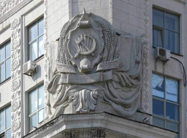 Горсовет Харькова не будет демонтировать советский герб