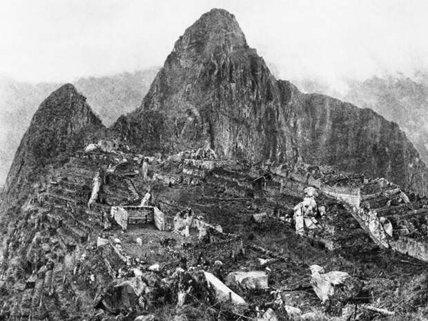 Первая фотография Мачу-Пикчу, сделанная первооткрывателем Хирамом Бингхэмом в 1912 году.